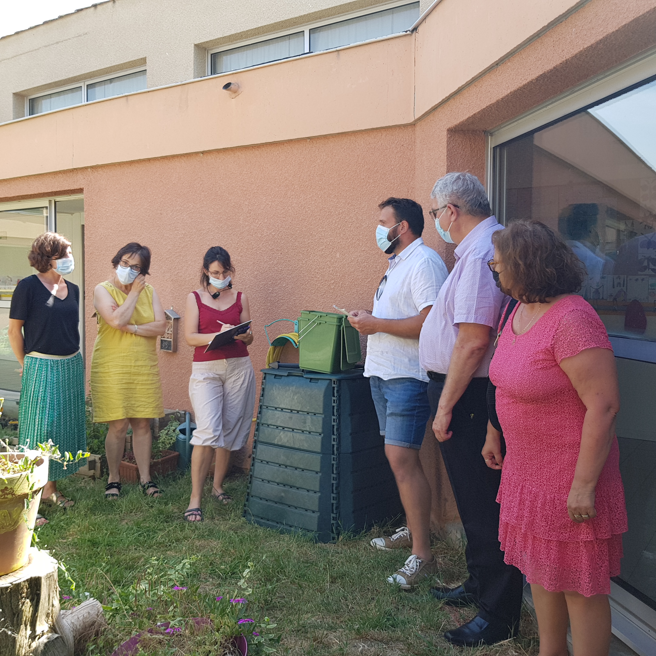 Installation d'un composteur à l'école Jacques Prévert