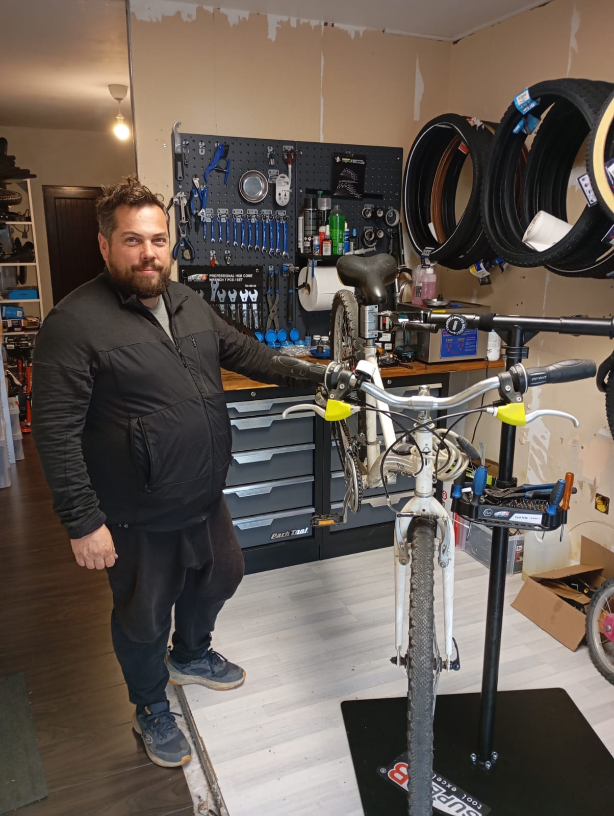 Jérémy dans son atelier de vélos