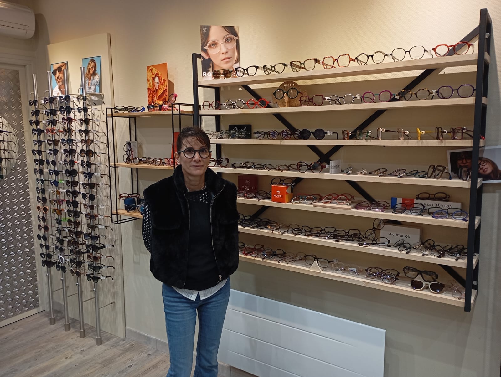 Sandra dans son magasin
