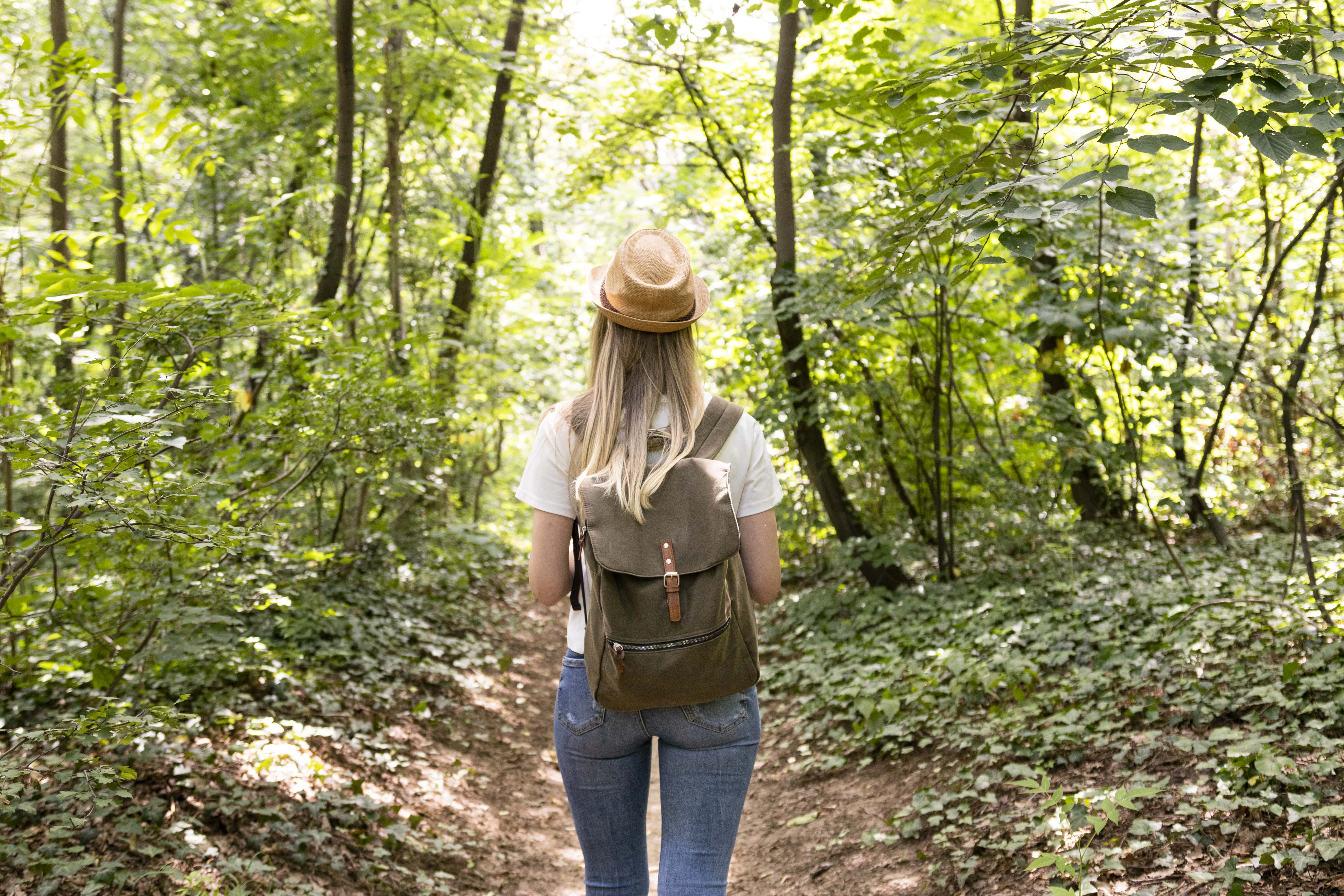 femme marchant dans la forêt