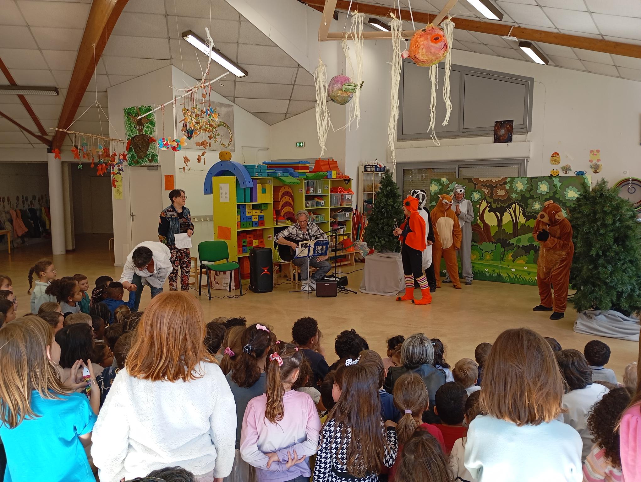 Les enfants de l'école maternelle écoutent attentivement la pièce de théâtre
