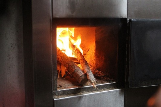 Un poêle à bois en fonctionnement